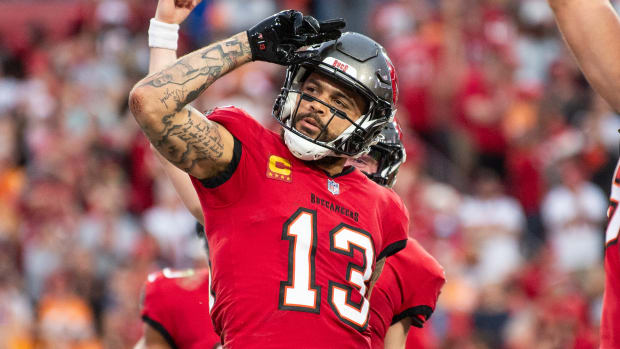 Buccaneers wide receiver Mike Evans salutes after scoring